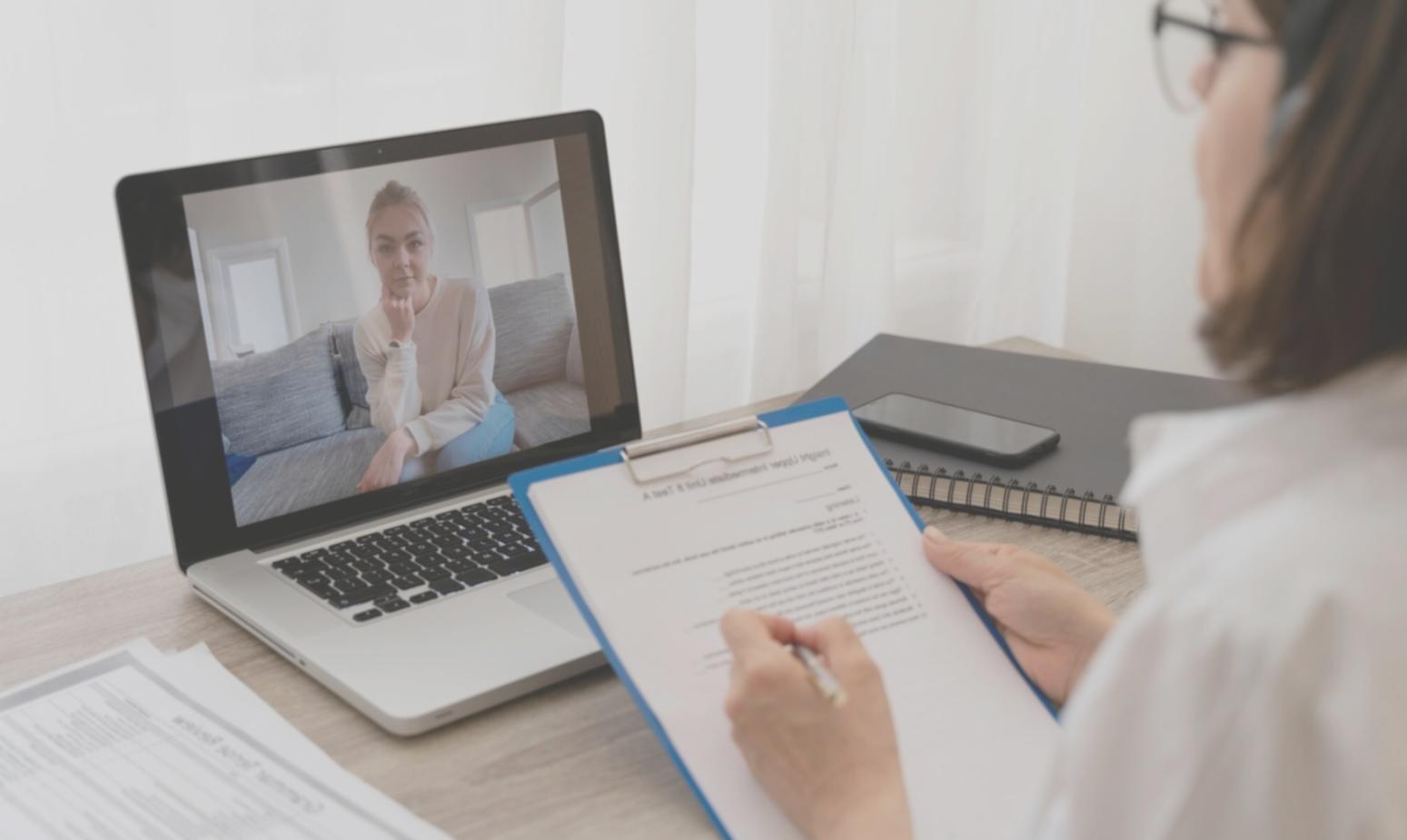Person beim Lernen mit Laptop und Notizen